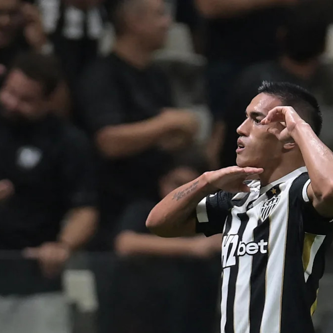 Cuello Celebrates Ronaldinho with Historic Atlético-MG Shirt