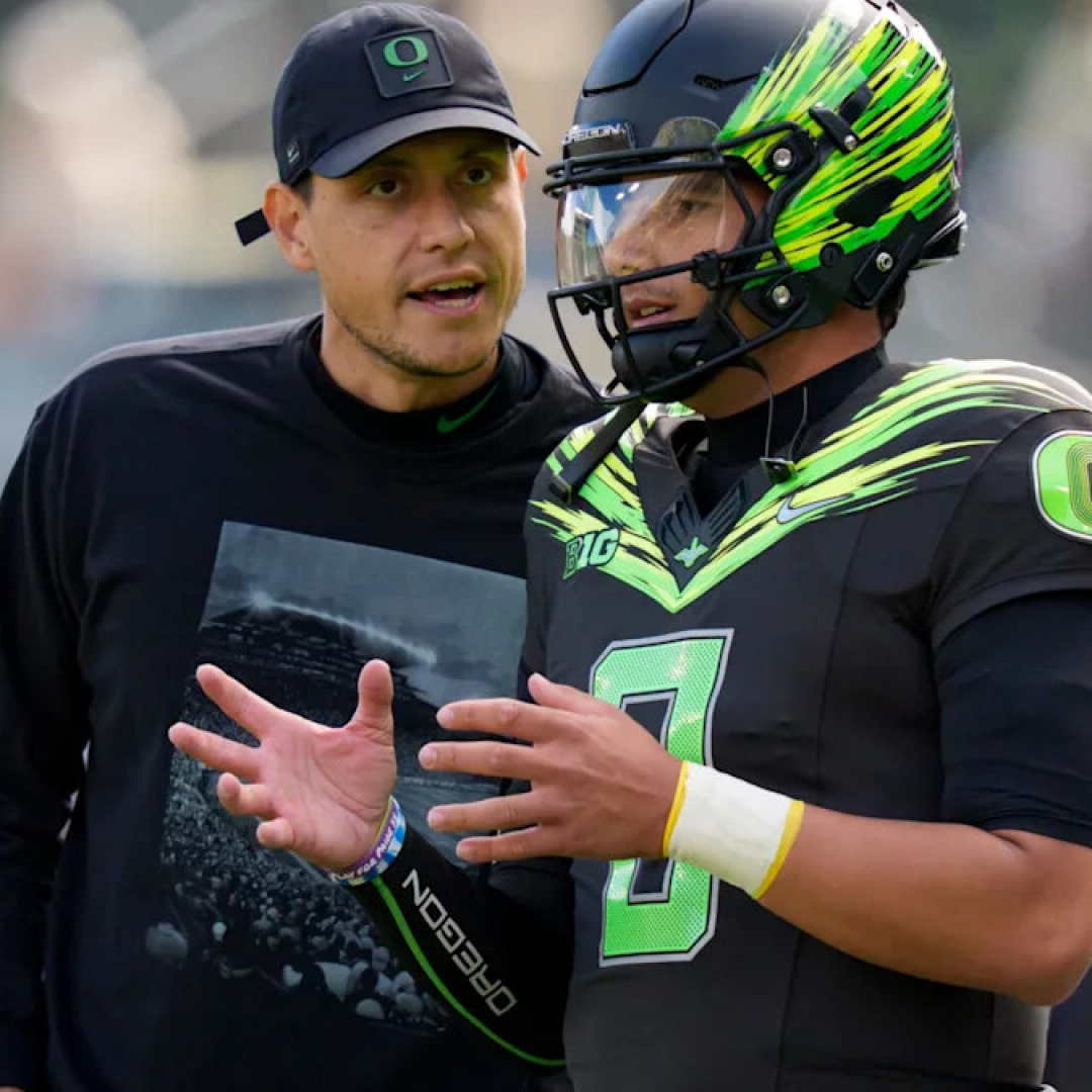 Oregon's quarterback switch puts Raiola on the sidelines against Nebraska